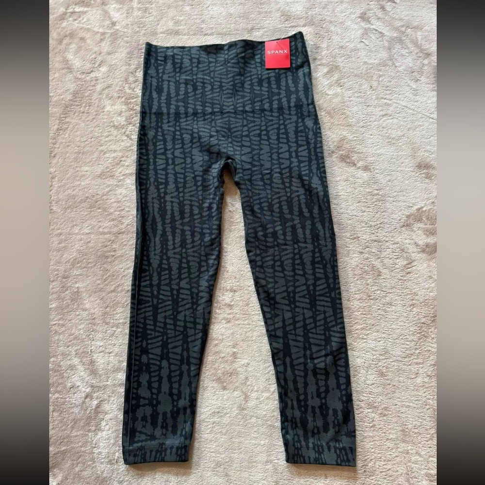 Spanx Women’s Shaping Black Geo Cropped Lamn Legging Mid‎ Rise Size Medium NWT
